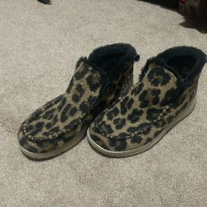 Hey Dude. Size 6. Fits like a 6.5. Very warm and comfortable.